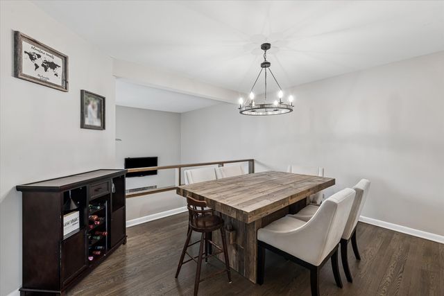 20 Oak Tree Court 20, Elmhurst, IL 60126