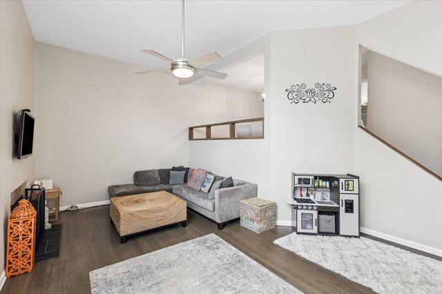 20 Oak Tree Court 20, Elmhurst, IL 60126