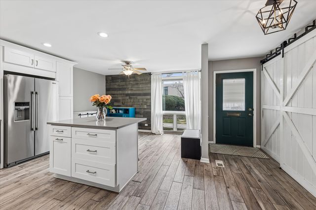 20 Oak Tree Court 20, Elmhurst, IL 60126