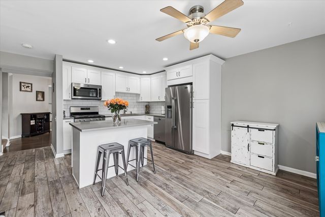 20 Oak Tree Court 20, Elmhurst, IL 60126