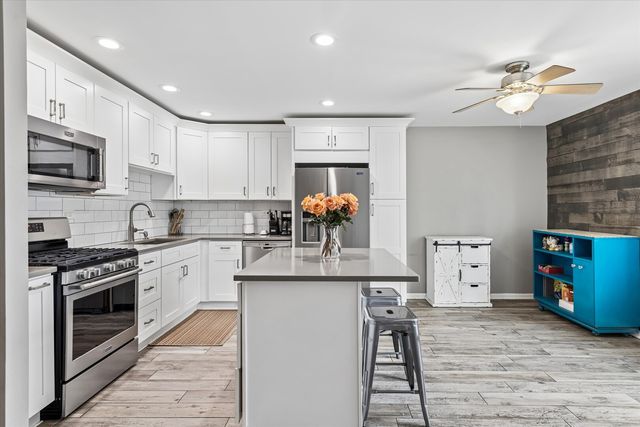 20 Oak Tree Court 20, Elmhurst, IL 60126