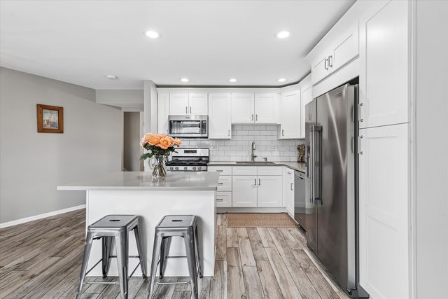 20 Oak Tree Court 20, Elmhurst, IL 60126