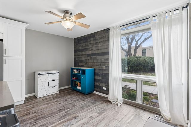 20 Oak Tree Court 20, Elmhurst, IL 60126