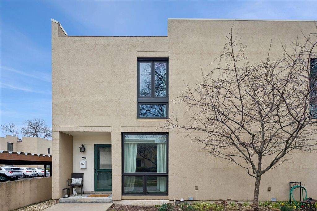 20 Oak Tree Court 20, Elmhurst, IL 60126