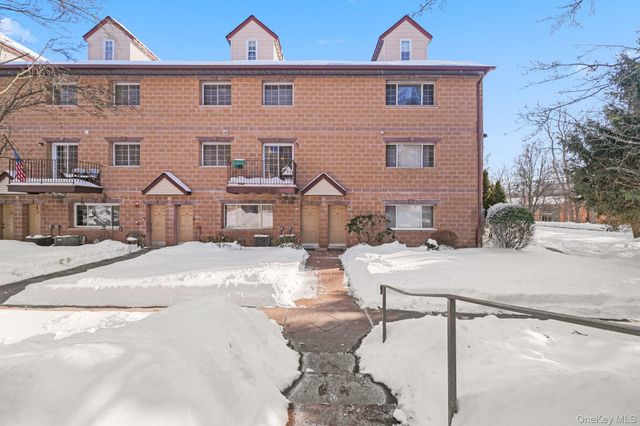 29 Klint Court, Nanuet, NY 10954