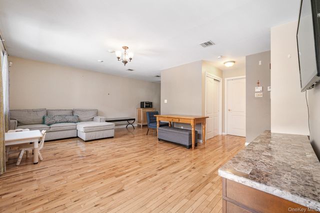 29 Klint Court, Nanuet, NY 10954