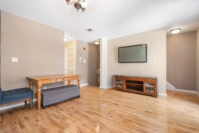 29 Klint Court, Nanuet, NY 10954