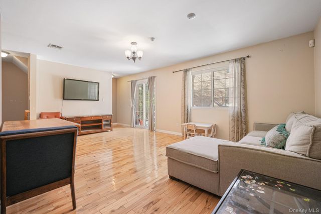 29 Klint Court, Nanuet, NY 10954