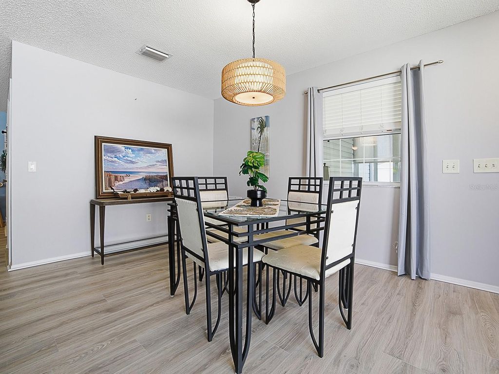 Image 8 of property listing at 17385 SE 78TH DRAUGHTON COURT, The Villages, FL 32162