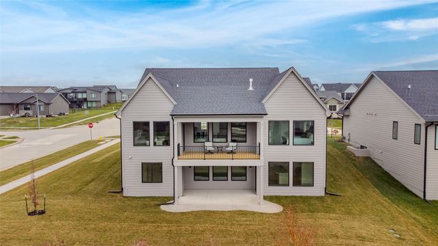 1207 S 92nd Street, West Des Moines, IA 50266