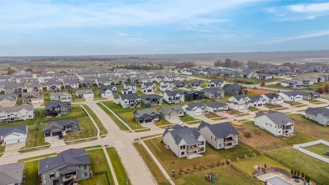 1207 S 92nd Street, West Des Moines, IA 50266