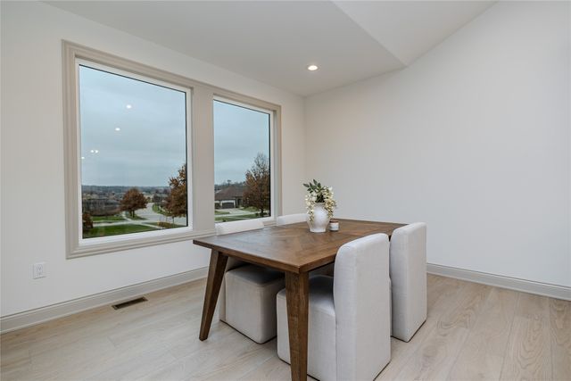 1207 S 92nd Street, West Des Moines, IA 50266