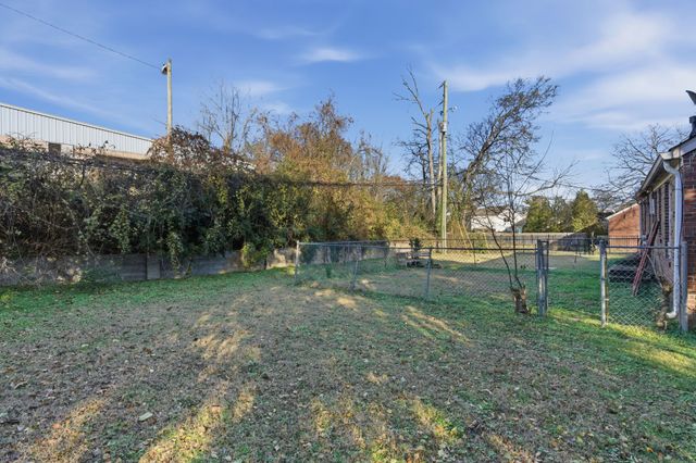 5562 Knob Rd, Nashville, TN 37209