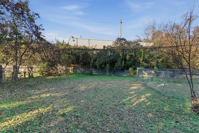 5562 Knob Rd, Nashville, TN 37209