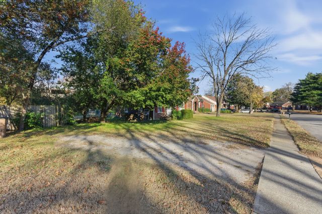 5562 Knob Rd, Nashville, TN 37209