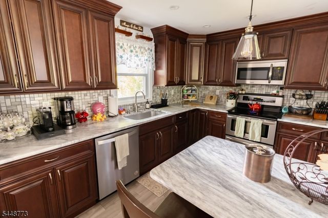 34 Crestwood Rd, Rockaway Boro, NJ 07866
