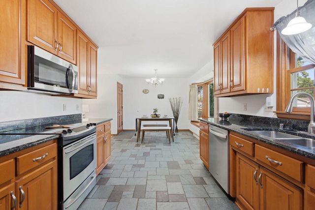 788 FIELDCREST DRIVE, Neenah, WI 54956
