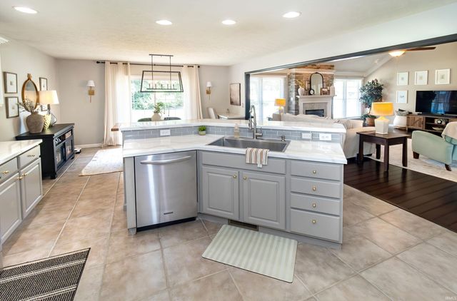 2742 Charlestown Court, Evansville, IN 47725