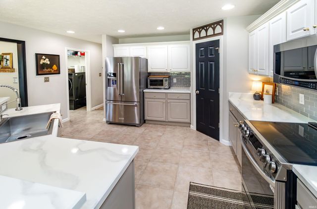 2742 Charlestown Court, Evansville, IN 47725
