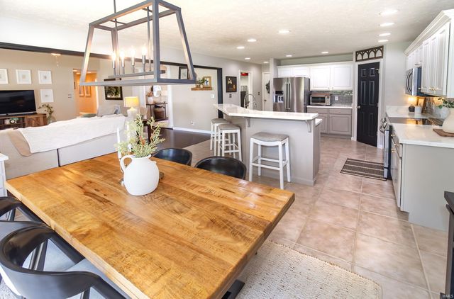 2742 Charlestown Court, Evansville, IN 47725