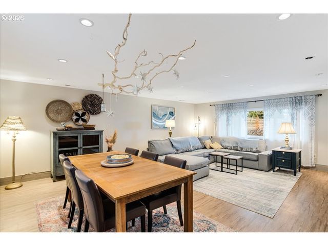 6935 Sw TAYLORS FERRY Rd, Portland, OR 97223