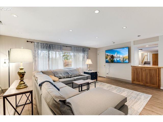 6935 Sw TAYLORS FERRY Rd, Portland, OR 97223