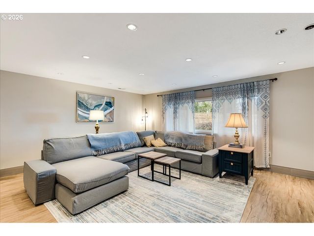 6935 Sw TAYLORS FERRY Rd, Portland, OR 97223