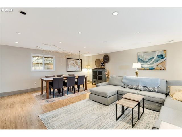 6935 Sw TAYLORS FERRY Rd, Portland, OR 97223