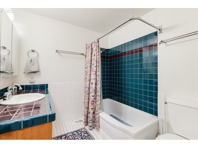 6935 Sw TAYLORS FERRY Rd, Portland, OR 97223