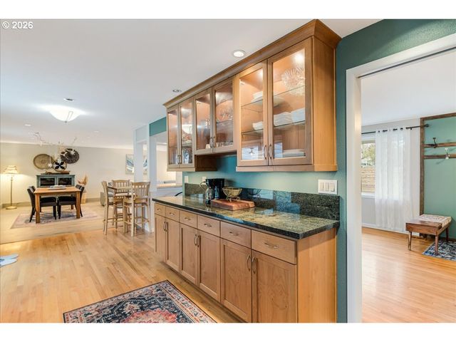 6935 Sw TAYLORS FERRY Rd, Portland, OR 97223