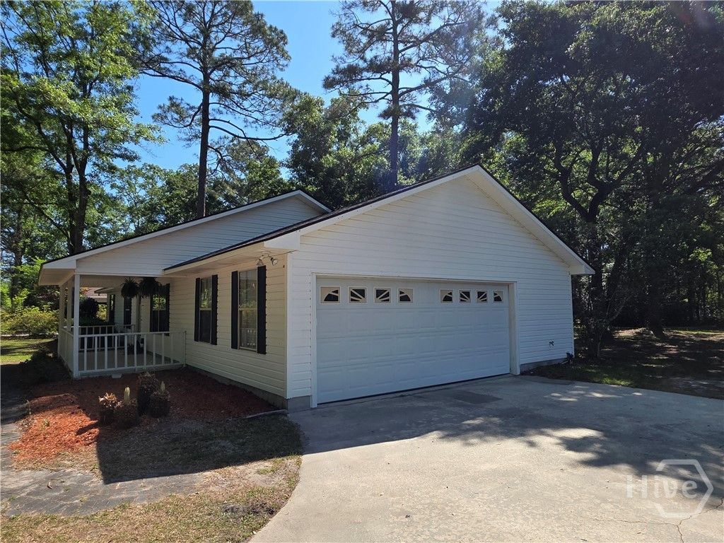 Image 2 of property listing at 622 Plantation Drive, Rincon, GA 31326