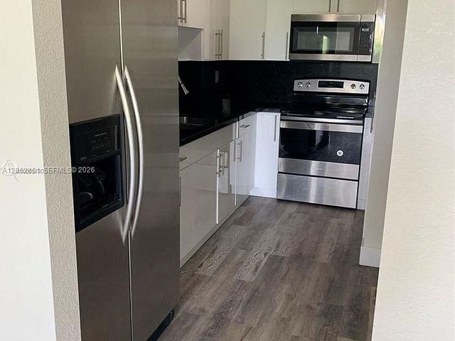 10000 NW 80th Ct 2423, Hialeah Gardens, FL 33016