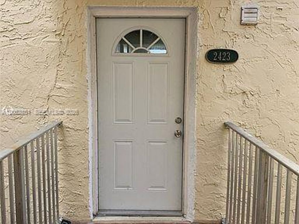 10000 NW 80th Ct 2423, Hialeah Gardens, FL 33016