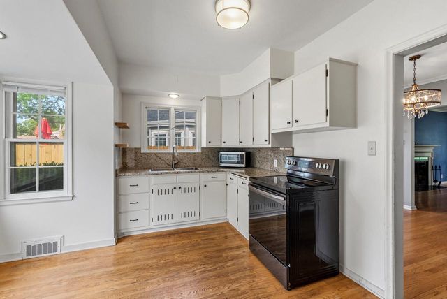 215 W Saveland AVENUE, Milwaukee, WI 53207