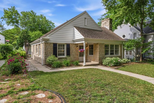 215 W Saveland AVENUE, Milwaukee, WI 53207