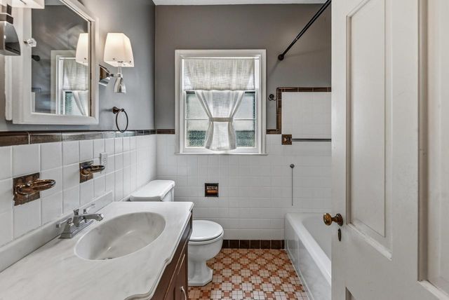 215 W Saveland AVENUE, Milwaukee, WI 53207