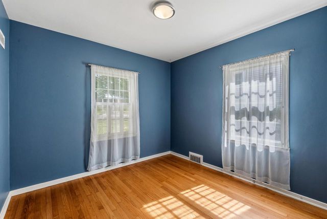 215 W Saveland AVENUE, Milwaukee, WI 53207