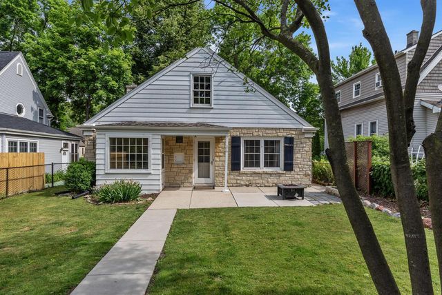 215 W Saveland AVENUE, Milwaukee, WI 53207