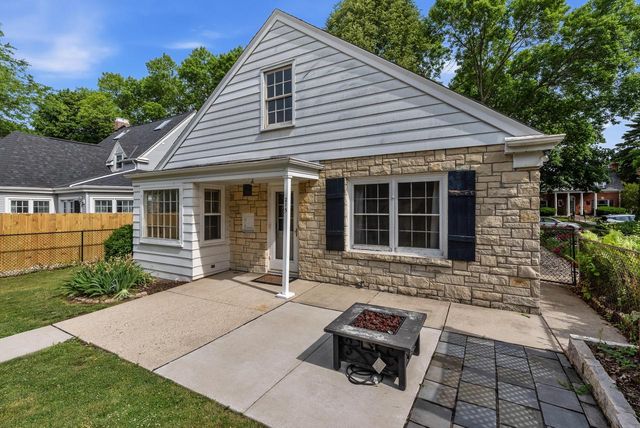 215 W Saveland AVENUE, Milwaukee, WI 53207