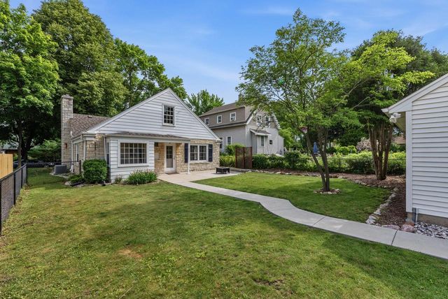 215 W Saveland AVENUE, Milwaukee, WI 53207