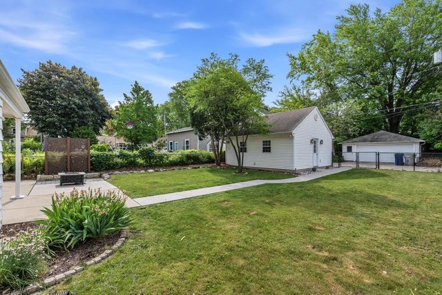 215 W Saveland AVENUE, Milwaukee, WI 53207
