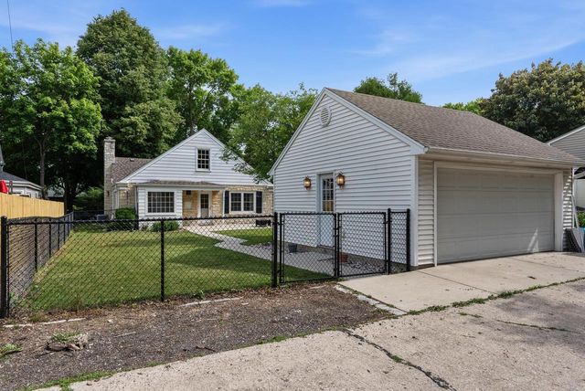 215 W Saveland AVENUE, Milwaukee, WI 53207