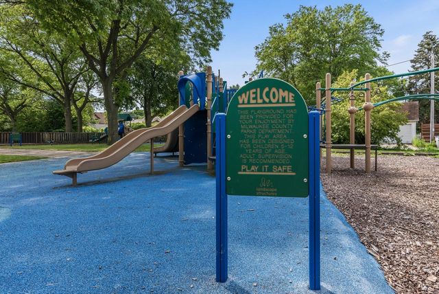 215 W Saveland AVENUE, Milwaukee, WI 53207