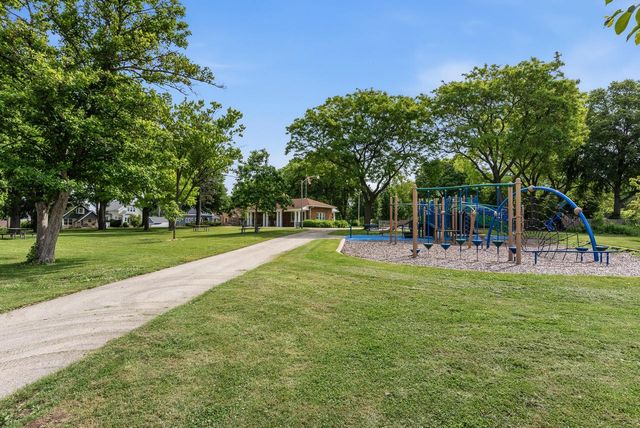 215 W Saveland AVENUE, Milwaukee, WI 53207