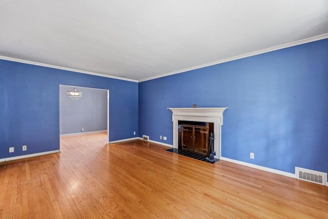 215 W Saveland AVENUE, Milwaukee, WI 53207