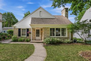 215 W Saveland AVENUE, Milwaukee, WI 53207