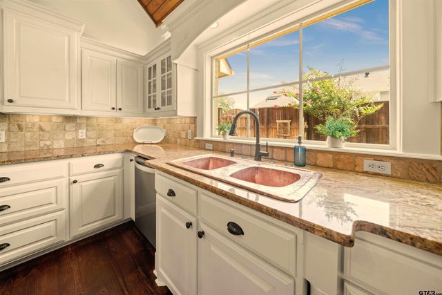 2305 Woodlands Dr., Tyler, TX 75703