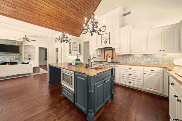 2305 Woodlands Dr., Tyler, TX 75703