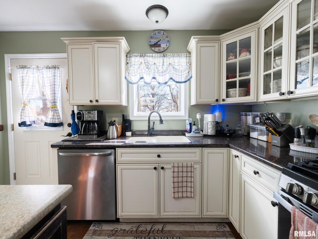 820 W SHENANDOAH Drive, Peoria, IL 61614