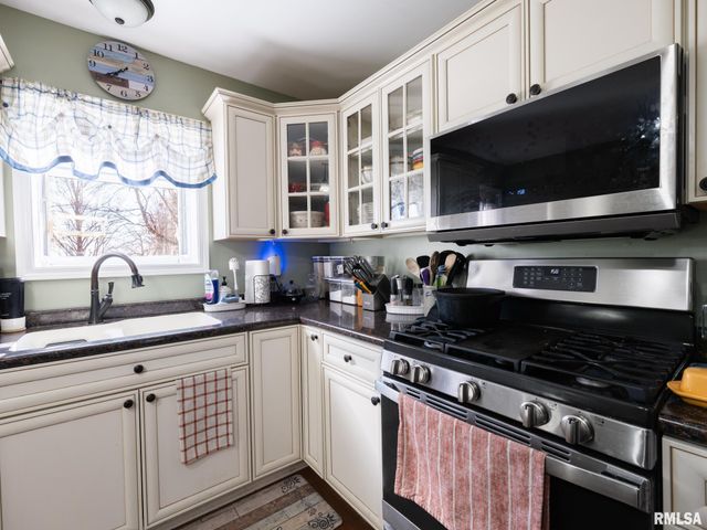 820 W SHENANDOAH Drive, Peoria, IL 61614